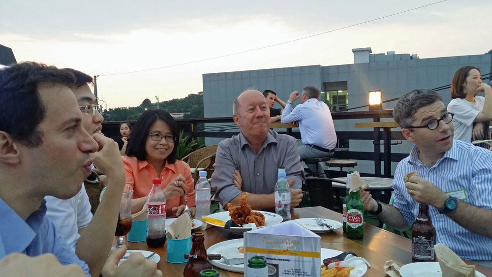 Frank Warnock and Veronica Warnock enjoy discussing Darden with alumni in Korea. 